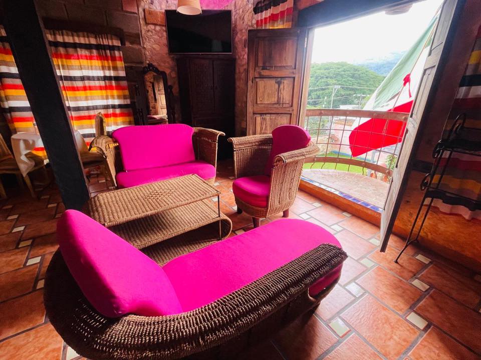 Habitación con sala y balcón